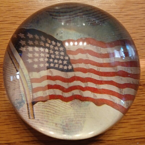 Glass paper-weight with U.S. flag - Picture 2 of 2